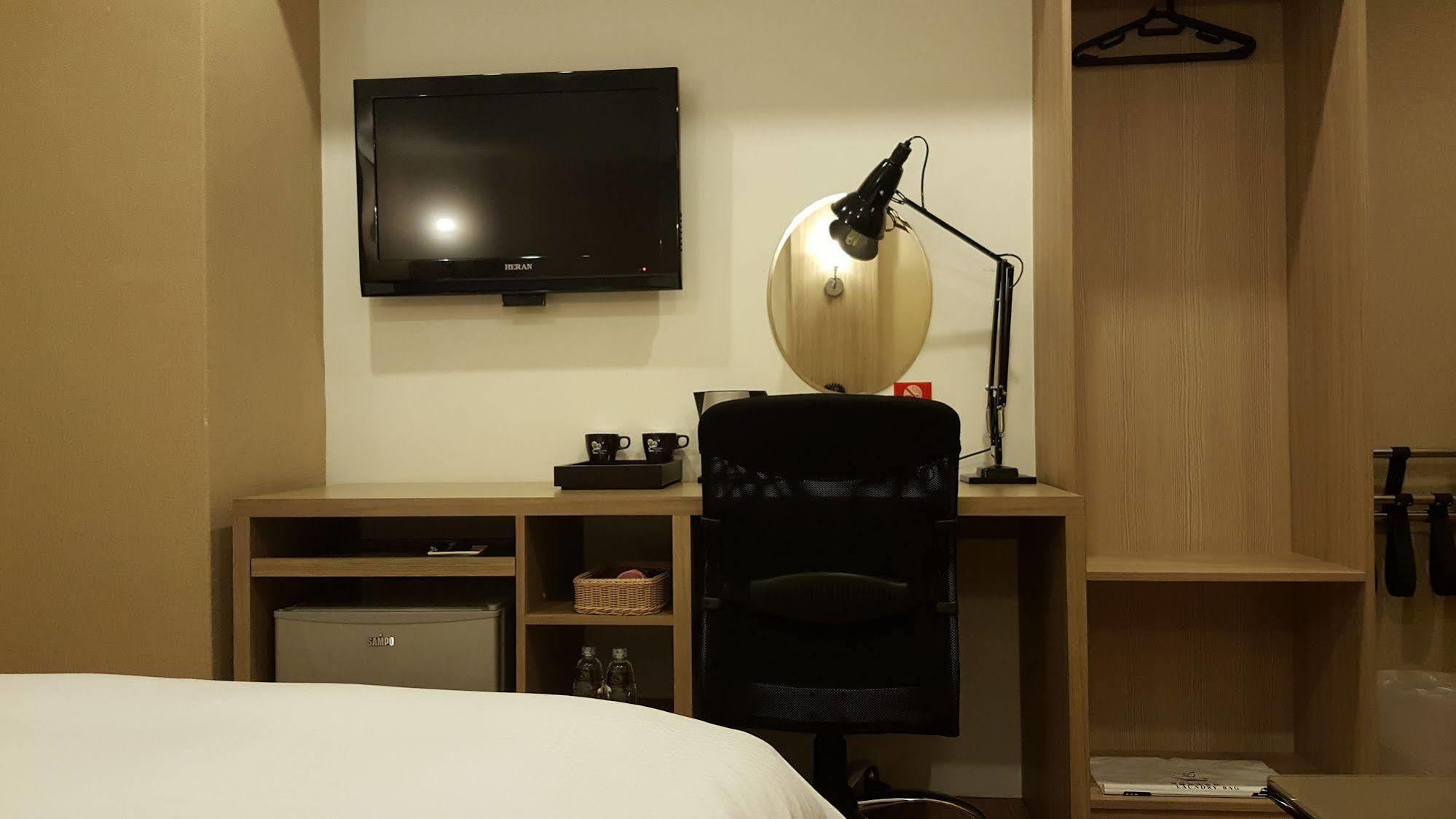 The Riverside Hotel International Kaohsiung Esterno foto